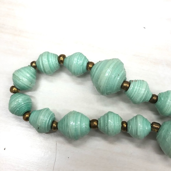 Sea foam green long beaded necklace - Picture 4 of 4